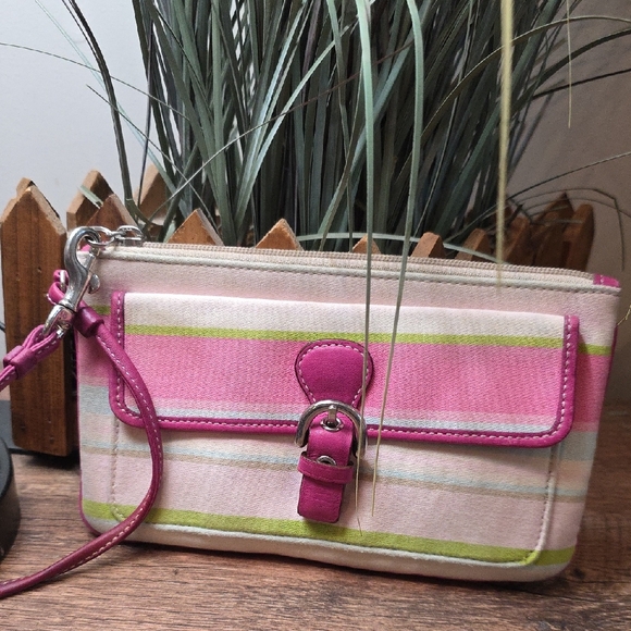 Coach VINTAGE LARGE WRISTLET - Picture 1 of 10